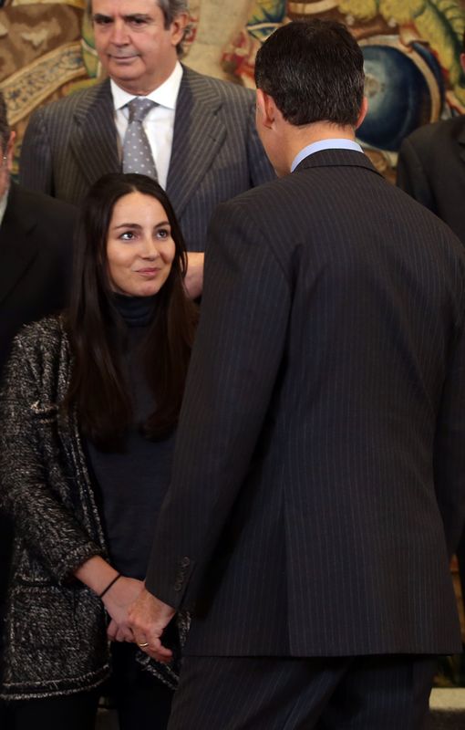 La nieta de Adolfo Suárez saluda al principe Felipe. el abogado Mohedano, en segundo plano. 