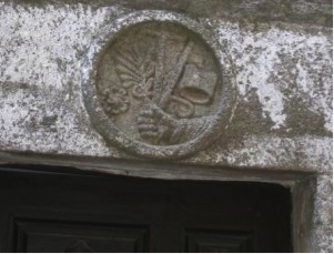 Escudo de la Inquisición en la puerta de su cárcel en La Alberca.